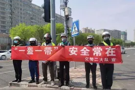 “一盔一带”头盔放车上容易丢！教你存放小窍门图片