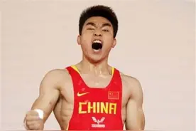 他是举重天才，4次打破世界纪录，奥运会前却无故被换，愤怒退役图片