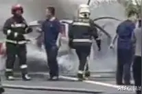 北京突发！京开高速轿车起火，消防员救出司机5分钟后发生爆炸图片