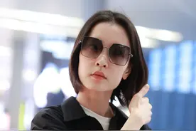 杜鹃面戴墨镜齐肩短发超干练，穿搭一袭黑色尽显高冷气质图片
