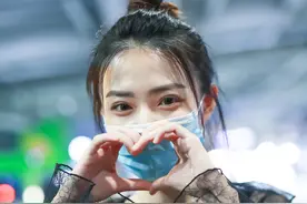 女孩房租到期，十几天街头静坐等男友 / 生命里不只有爱情图片