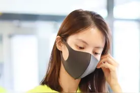 金晨荧光绿背心+紫色超短裤，Champion小黄包真亮眼图片