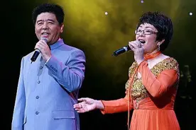 歌唱家王洁实：谢莉斯陪他荣耀加身，妻子晓红藏在背后受尽委屈图片