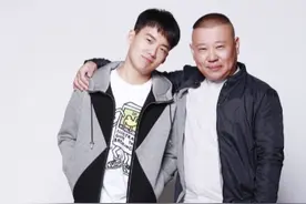 对儿子太骄傲！郭德纲罕见晒与郭麒麟合照，在线求对方给买蟒？图片