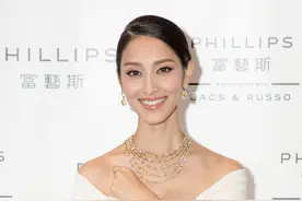 陈凯琳二胎后首度复工，穿白色低胸裙显贵气，育有两子仍想生三胎图片