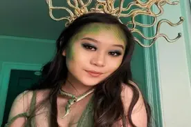 同爹不同命，李连杰利智之女长成名媛，前妻之女被遗忘到角落？图片