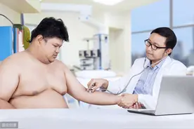 中心型肥胖，中年男性的油腻，肚腩背后的健康隐患。图片