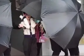 鞠婧祎又"作妖"？拍戏带三个助理撑伞出场，五五分身材暴露无遗图片