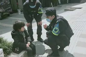 “孩子别哭，我们带你找妈妈！” 3岁女孩迷失街头 热心路人报警找到家人图片