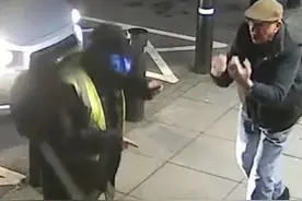 “把钱和卡交出来”，英国男子冲着77岁老人大喊，吃了一通左勾拳图片