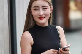 街拍美女丨这裤子配这短腿，竟然出奇的协调图片