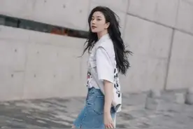 会穿搭的女人都爱牛仔元素，瞧瞧这款包臀短裙，简约清爽有气质图片