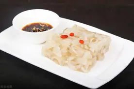 做猪皮冻，最忌焯水后直接煮，多加1步，透亮还不腥，越嚼越香图片