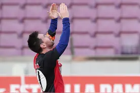 西甲-梅西进球脱衣致敬老马 格列兹曼传射 巴萨4-0奥萨苏纳图片