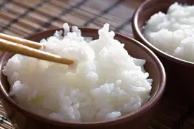 煮米饭，不要直接加水下锅，多做2步，做出来的米饭更香更好吃图片