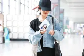 谢娜衣品越来越好，牛仔夹克拼接流苏水钻，新潮减龄却只穿半截图片