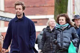 53岁好莱坞影后和小21岁男友逛街，悠闲恩爱，网友：莫名好搭图片