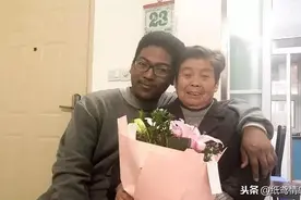 上海阿婆收养黑人弃婴：不管宝宝怎么样，我一定要尽力养好他图片