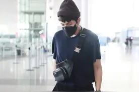 陈坤嘻哈风现身，黑色短袖搭配嘻哈裤，双手插口袋走路随性图片