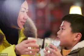 让孩子爱上喝水，不得不知道这几个方法。图片