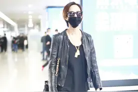 38岁张钧甯比空姐还苗条，穿皮衣紧身裤秀电线腿，女生酸到不行图片