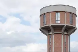 小伙30万买破水塔，改造后变1500万全景大豪宅，专门留一层给猫住图片