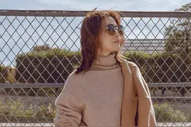 有一种“高级感”，叫梅婷穿格纹阔腿裤，配宽松毛衣美出国际范图片