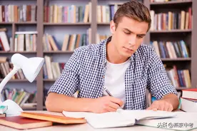 我俩中考成绩一样，报同一个学校，分数都够，凭什么录她不录我？图片