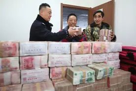 银行取钱回家后发现钱少了或者丢失了，你应该找银行吗？图片