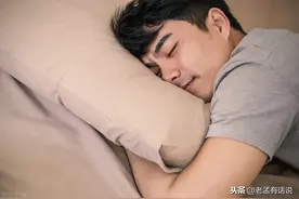 这两种睡觉姿势，腰椎会越来越“凸出”，记住5种正确的睡觉姿势图片