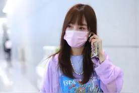 街拍：李小璐穿紫色衬衫配花T恤搭帆布鞋，尽显萌萌可爱图片