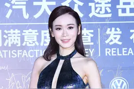 42岁杨思琦好敢穿，挂脖裙剪出“十字架”，曼妙身姿让人心动图片