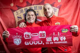 上海上港拍摄新赛季创意写真，胡尔克、阿瑙“甜蜜”举牌感情好图片