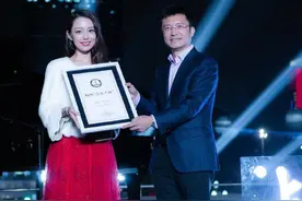 吉娜真是挺懂时尚，穿吊带裙用外套遮肉，比例优越挺有模特效果图片