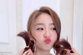 “林有有”张月私服太甜了，蓝色一字肩裙配双麻花辫，甜美像少女图片
