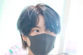 林凡蓝黑色发色帅气十足，眉眼超绝简直漫画神仙颜值图片