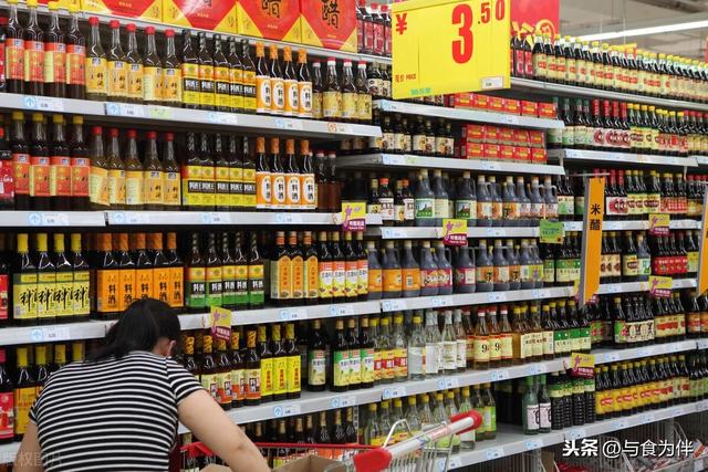 买生抽酱油无论哪个牌子，认准瓶身的“2个指标”，含盐少鲜味足