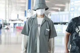 李宇春还是中性美的代表，浅灰色衬衫搭配短裤，帆布鞋简单又潮图片