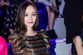 李小璐放大招了？短裙长度到大腿，坐下要用衣服遮，真替她捏把汗图片