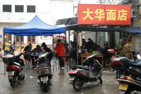 镇江锅盖面，20多年老店，一小时能卖200碗，去晚了吃不上图片