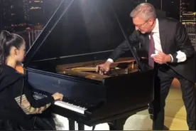 吉娜父亲近照曝光，现场帮女儿修钢琴！白发苍苍绅士范十足图片