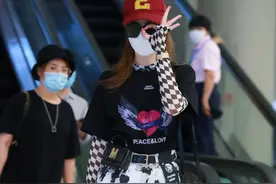 戚薇真是时尚圈当中的辣妈，穿“二分裤”露出打底，真敢穿图片