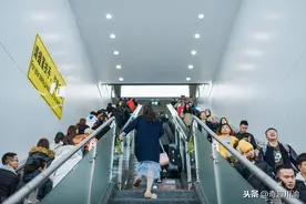 成都很拥挤的一条地铁：日均最高客流破100万，从起点站就要排队图片