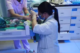 怀孕20周女医生跪地抢救新生儿，网友：医者仁心，白衣天使图片