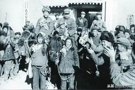 1975年《安徽日报》：三十头公社依靠群众大办农业机械化图片