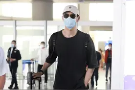 李现机场新穿搭，一身黑样式依然低调沉稳，凉鞋配长袜挺新颖吸睛图片