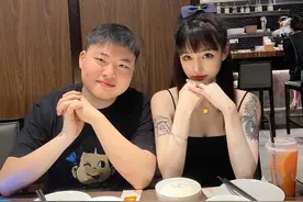 UZI代言哈啤近况：满脸愁容理发，奥咪咪小鸟依人尽显美丽图片