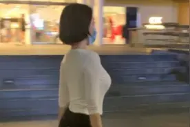 许晴穿白T黑裤夜跑，近照衣品大变，51岁身形和年轻时丝毫没差图片