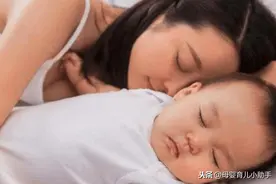 宝宝小时候跟妈妈睡好，还是跟奶奶睡好？看看3大差别就知道了图片