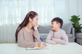 这两种行为，是孩子想亲近父母的表现，父母不要拒绝孩子图片